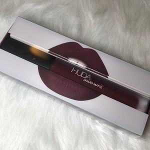 Huda Beauty Liquid Lipstick in Famous